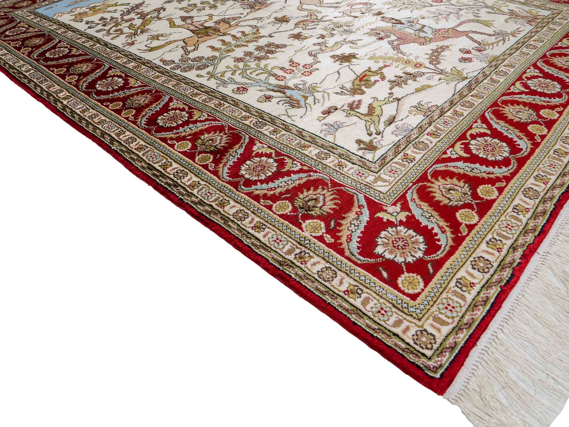 Feiner, handgeknüpfter Art Ghom aus Kunstseide. Ursprung China. Größe: 176 x 124 cm. Hauptfarben: Weiß, Creme, Rot. Vertrieb durch JUPITER Intl.