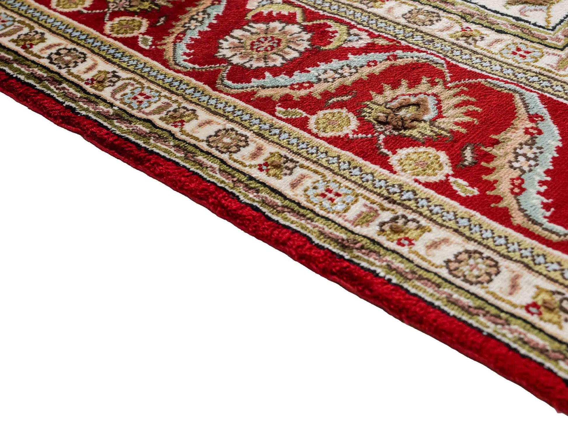Feiner, handgeknüpfter Art Ghom aus Kunstseide. Ursprung China. Größe: 176 x 124 cm. Hauptfarben: Weiß, Creme, Rot. Vertrieb durch JUPITER Intl.