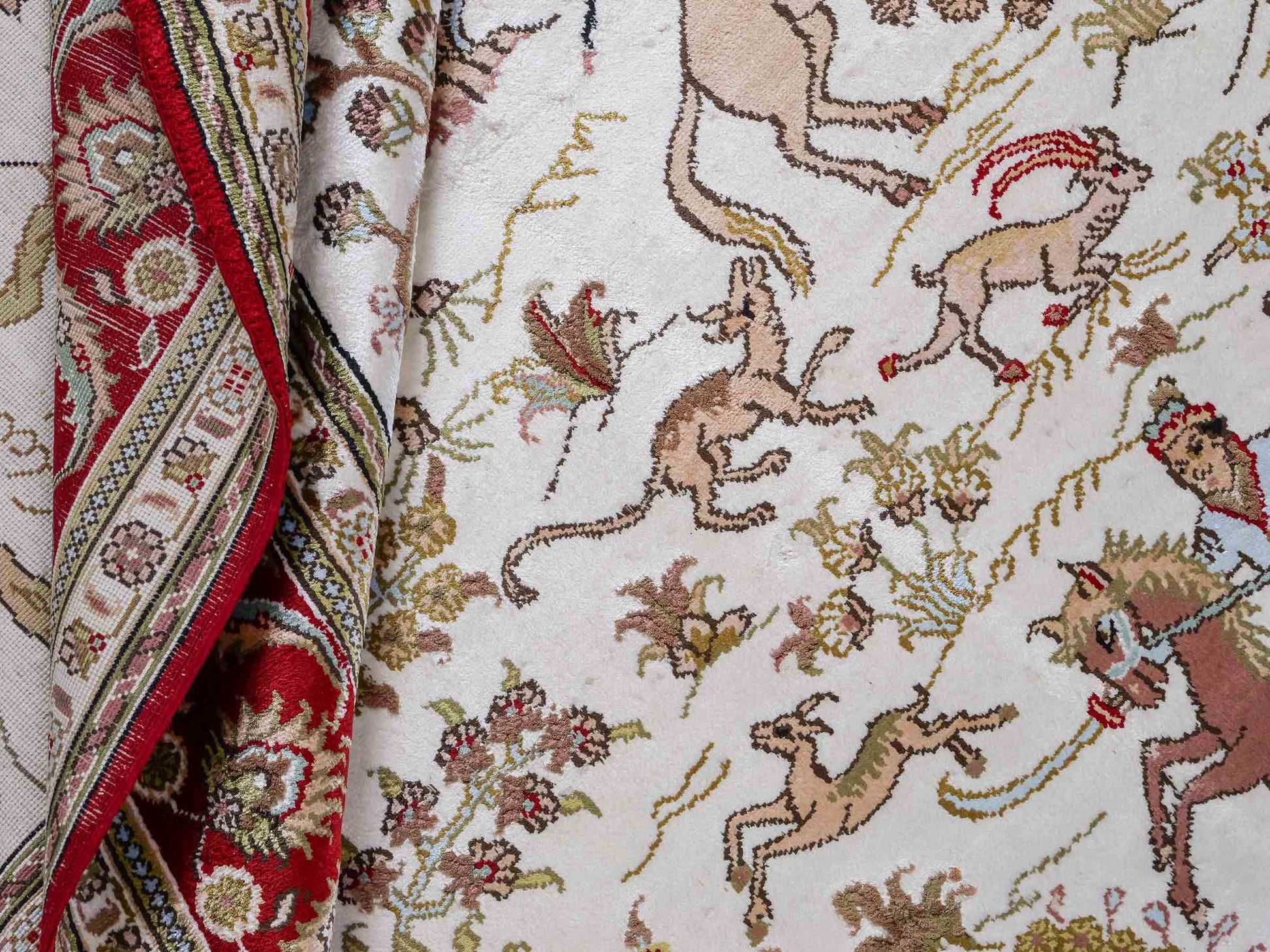 Feiner, handgeknüpfter Art Ghom aus Kunstseide. Ursprung China. Größe: 176 x 124 cm. Hauptfarben: Weiß, Creme, Rot. Vertrieb durch JUPITER Intl.