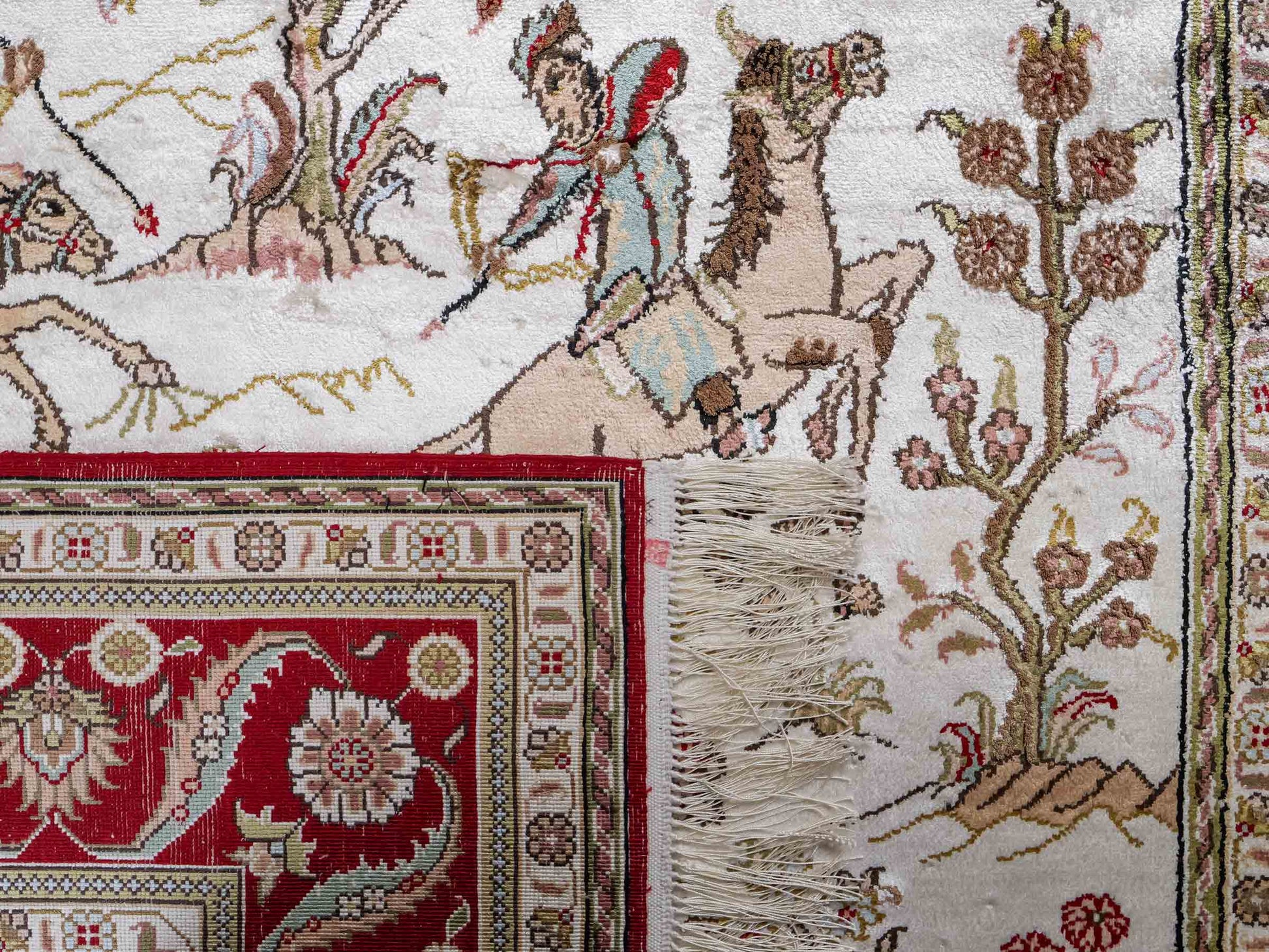 Feiner, handgeknüpfter Art Ghom aus Kunstseide. Ursprung China. Größe: 176 x 124 cm. Hauptfarben: Weiß, Creme, Rot. Vertrieb durch JUPITER Intl.