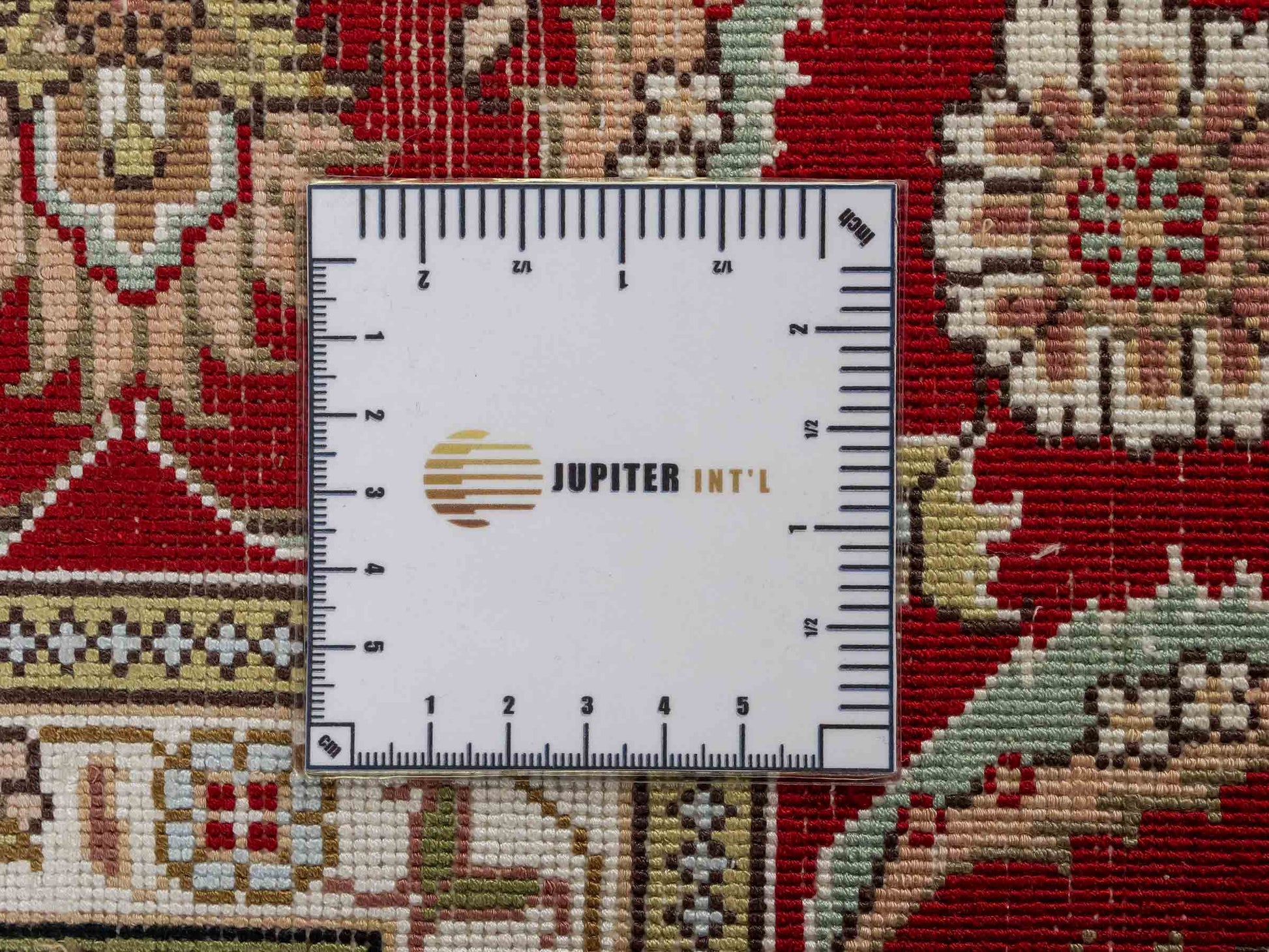 Feiner, handgeknüpfter Art Ghom aus Kunstseide. Ursprung China. Größe: 176 x 124 cm. Hauptfarben: Weiß, Creme, Rot. Vertrieb durch JUPITER Intl.