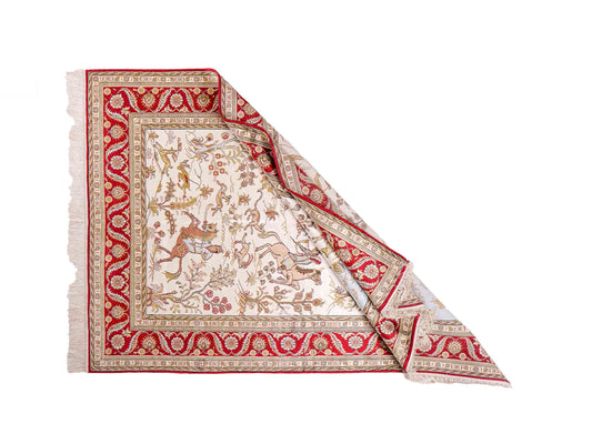 Feiner, handgeknüpfter Art Ghom aus Kunstseide. Ursprung China. Größe: 176 x 124 cm. Hauptfarben: Weiß, Creme, Rot. Vertrieb durch JUPITER Intl.