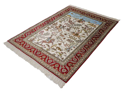 Feiner, handgeknüpfter Art Ghom aus Kunstseide. Ursprung China. Größe: 176 x 124 cm. Hauptfarben: Weiß, Creme, Rot. Vertrieb durch JUPITER Intl.