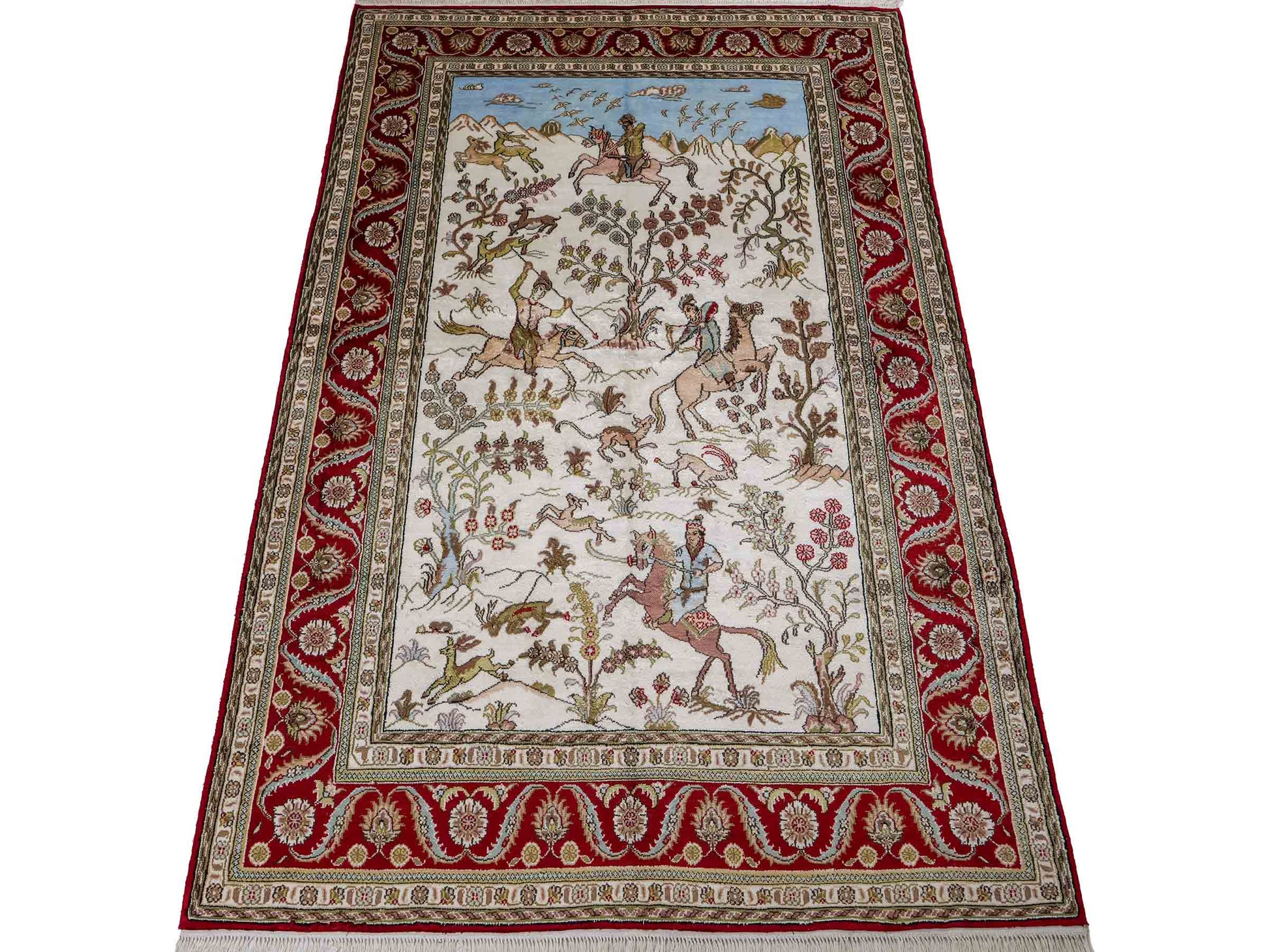 Feiner, handgeknüpfter Art Ghom aus Kunstseide. Ursprung China. Größe: 176 x 124 cm. Hauptfarben: Weiß, Creme, Rot. Vertrieb durch JUPITER Intl.