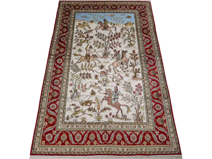 Feiner, handgeknüpfter Art Ghom aus Kunstseide. Ursprung China. Größe: 176 x 124 cm. Hauptfarben: Weiß, Creme, Rot. Vertrieb durch JUPITER Intl.