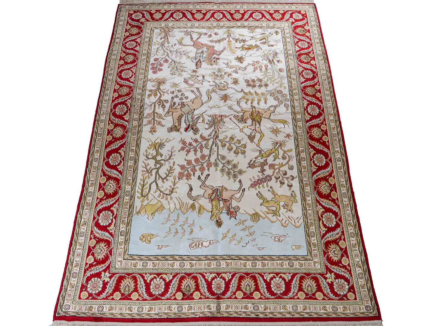 Feiner, handgeknüpfter Art Ghom aus Kunstseide. Ursprung China. Größe: 176 x 124 cm. Hauptfarben: Weiß, Creme, Rot. Vertrieb durch JUPITER Intl.