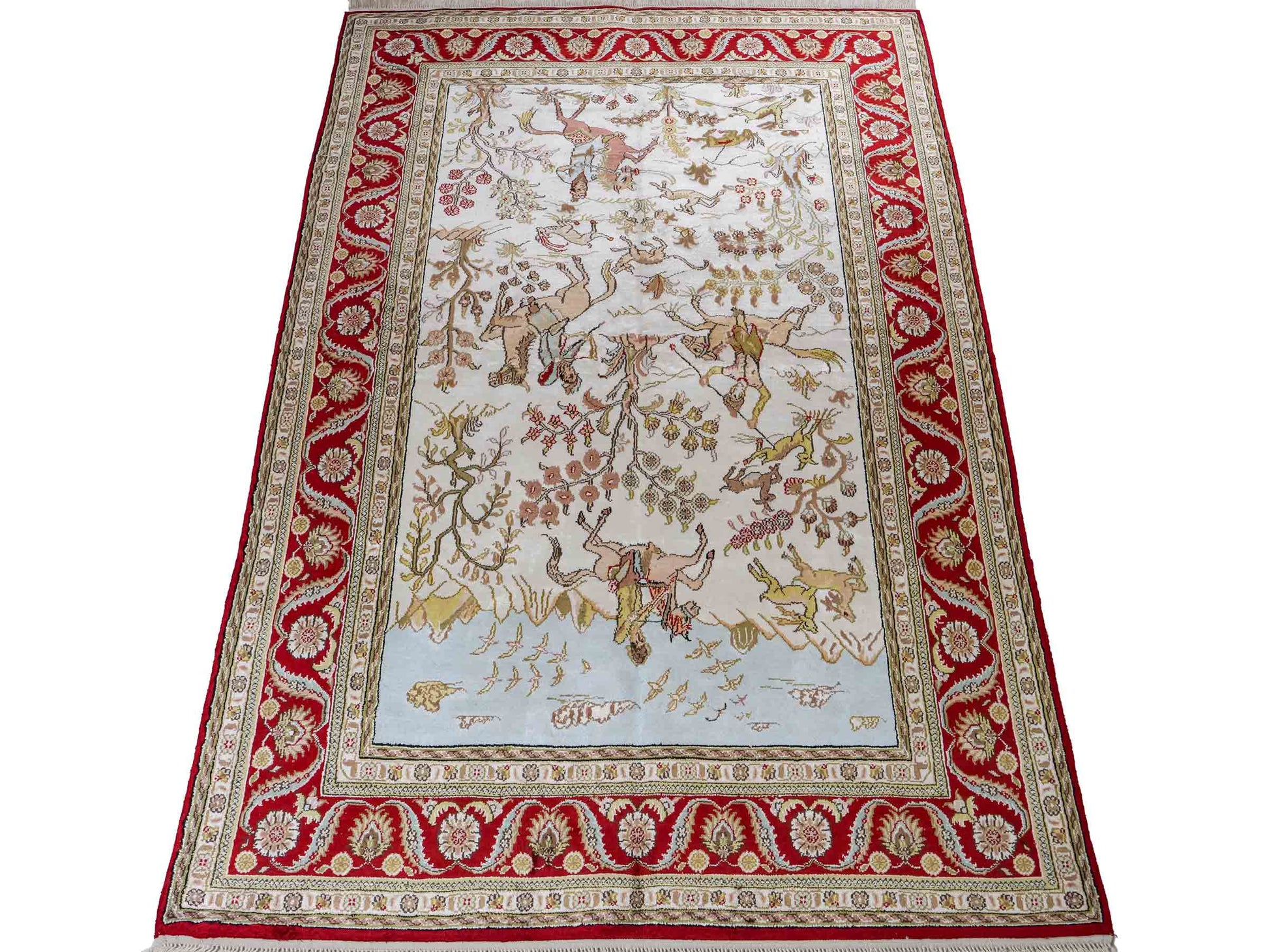 Feiner, handgeknüpfter Art Ghom aus Kunstseide. Ursprung China. Größe: 176 x 124 cm. Hauptfarben: Weiß, Creme, Rot. Vertrieb durch JUPITER Intl.