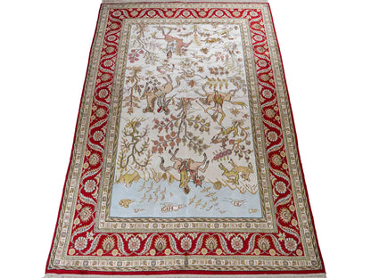 Feiner, handgeknüpfter Art Ghom aus Kunstseide. Ursprung China. Größe: 176 x 124 cm. Hauptfarben: Weiß, Creme, Rot. Vertrieb durch JUPITER Intl.