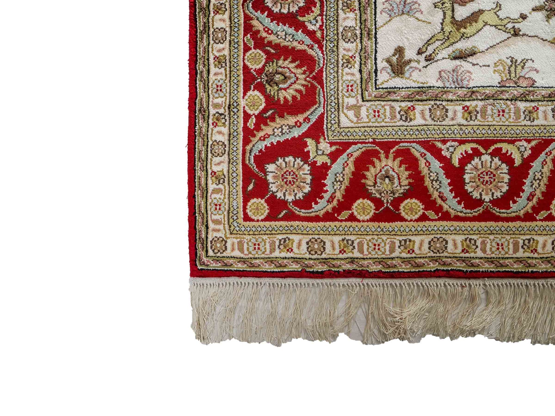Feiner, handgeknüpfter Art Ghom aus Kunstseide. Ursprung China. Größe: 176 x 124 cm. Hauptfarben: Weiß, Creme, Rot. Vertrieb durch JUPITER Intl.