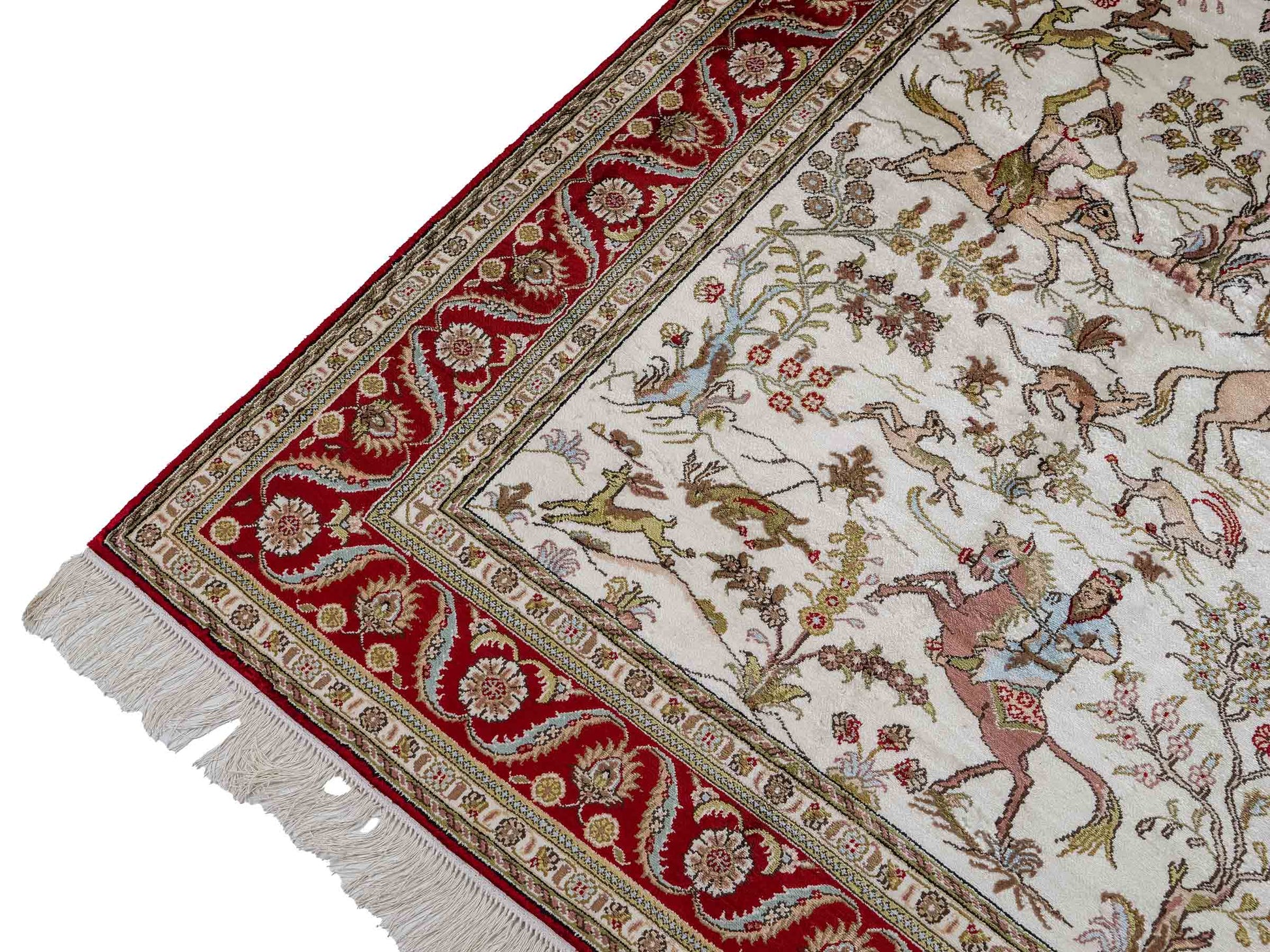 Feiner, handgeknüpfter Art Ghom aus Kunstseide. Ursprung China. Größe: 176 x 124 cm. Hauptfarben: Weiß, Creme, Rot. Vertrieb durch JUPITER Intl.