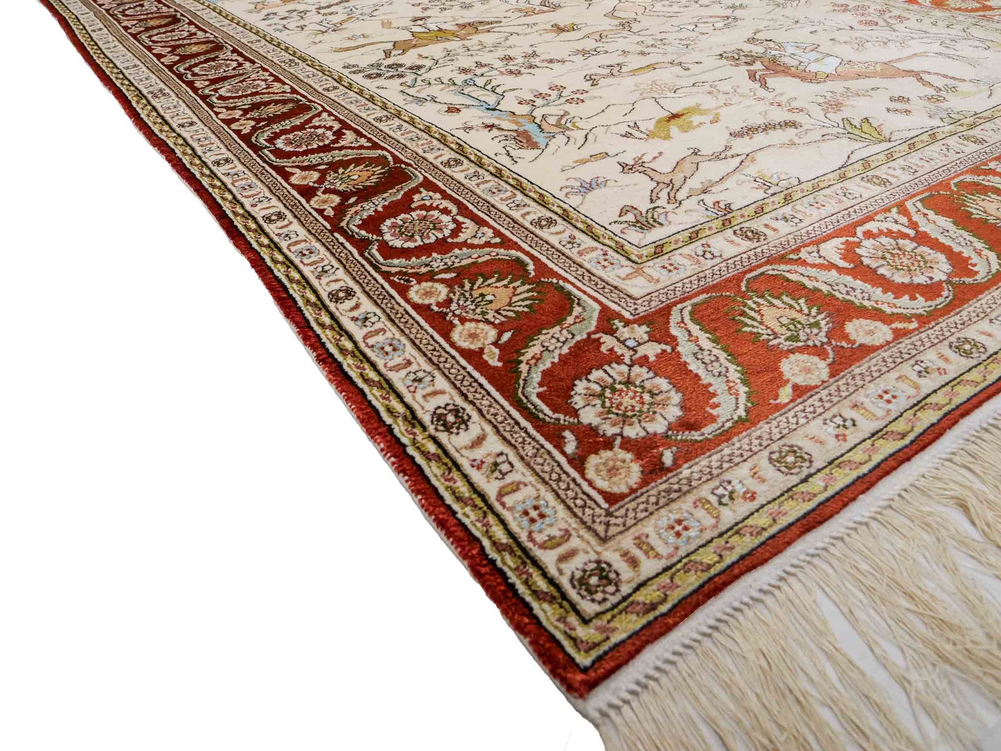 Feiner, handgeknüpfter, chinesischer Orientteppich mit Ghom Design aus Kunstseide, creme, rot, blau. 178x123 cm. Verkauf durch Jupiter Intl.