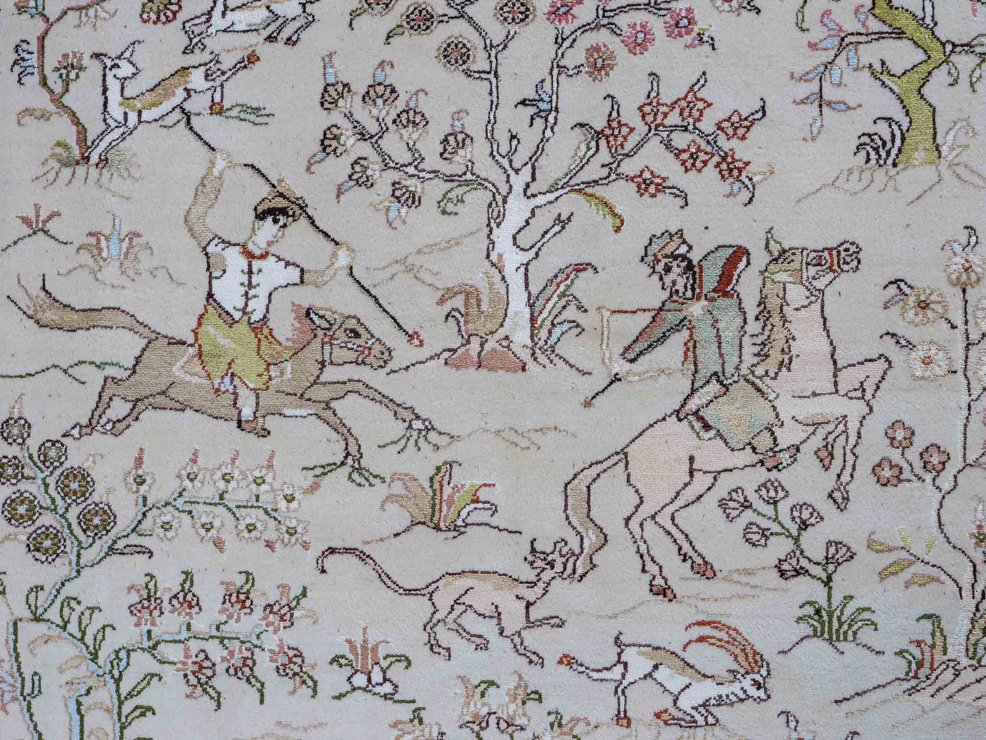 Feiner, handgeknüpfter, chinesischer Orientteppich mit Ghom Design aus Kunstseide, creme, rot, blau. 178x123 cm. Verkauf durch Jupiter Intl.