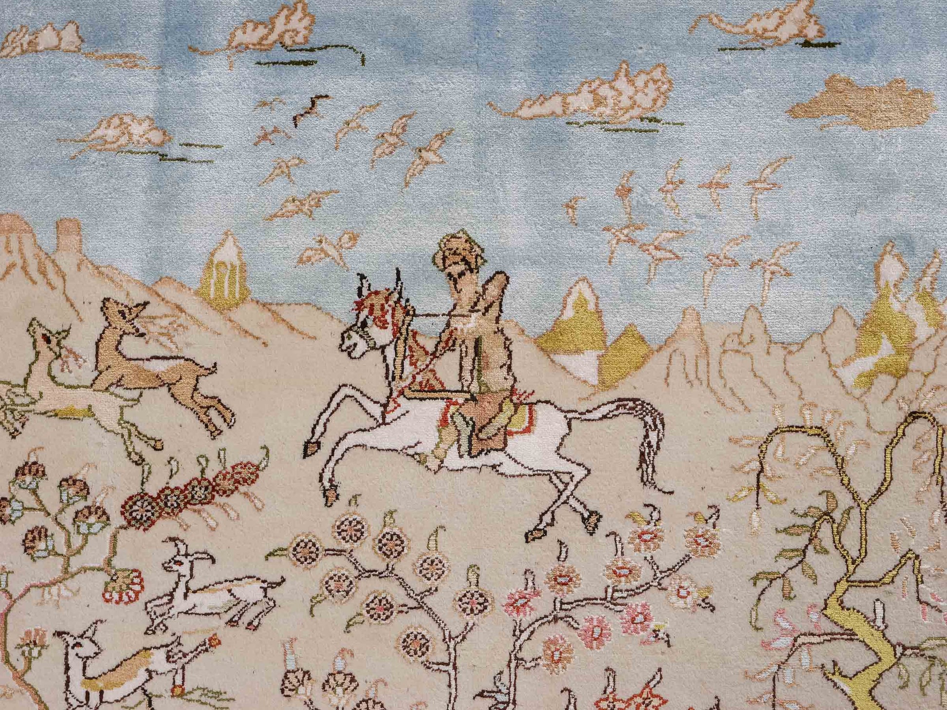 Feiner, handgeknüpfter, chinesischer Orientteppich mit Ghom Design aus Kunstseide, creme, rot, blau. 178x123 cm. Verkauf durch Jupiter Intl.