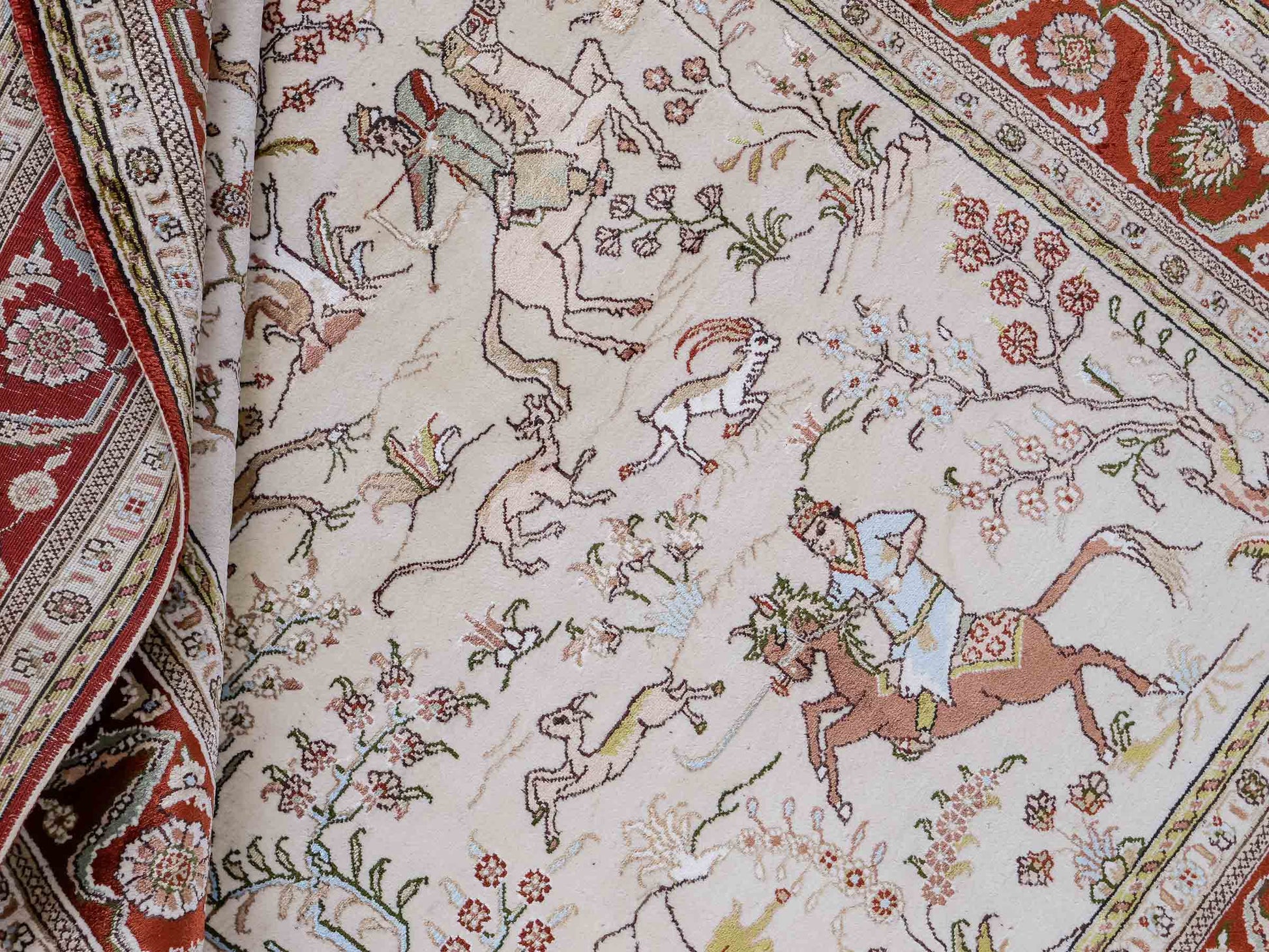 Feiner, handgeknüpfter, chinesischer Orientteppich mit Ghom Design aus Kunstseide, creme, rot, blau. 178x123 cm. Verkauf durch Jupiter Intl.