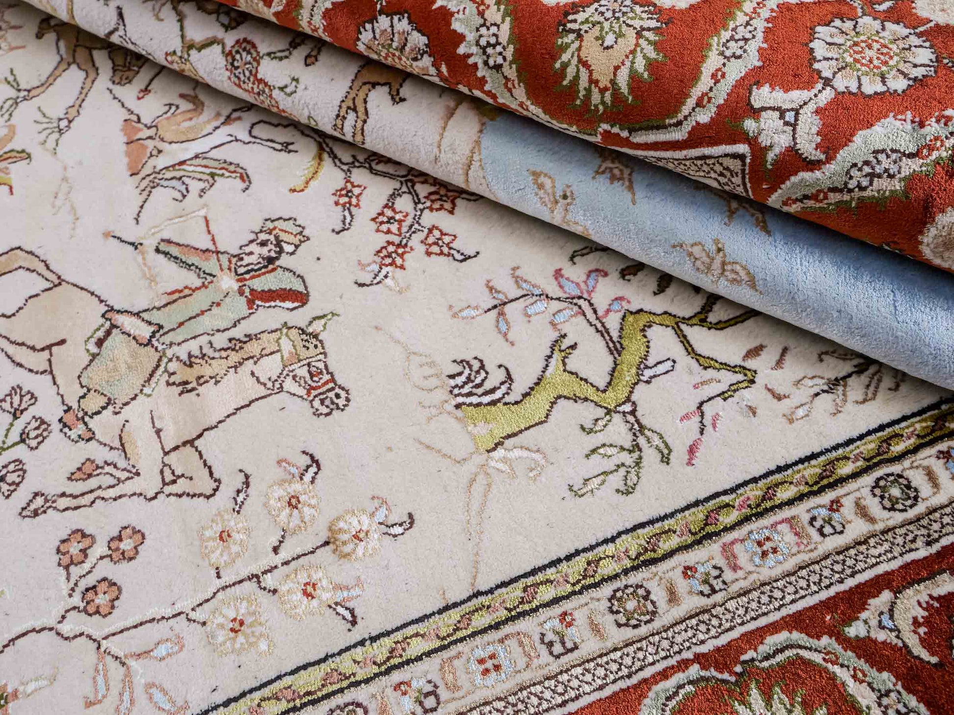 Feiner, handgeknüpfter, chinesischer Orientteppich mit Ghom Design aus Kunstseide, creme, rot, blau. 178x123 cm. Verkauf durch Jupiter Intl.