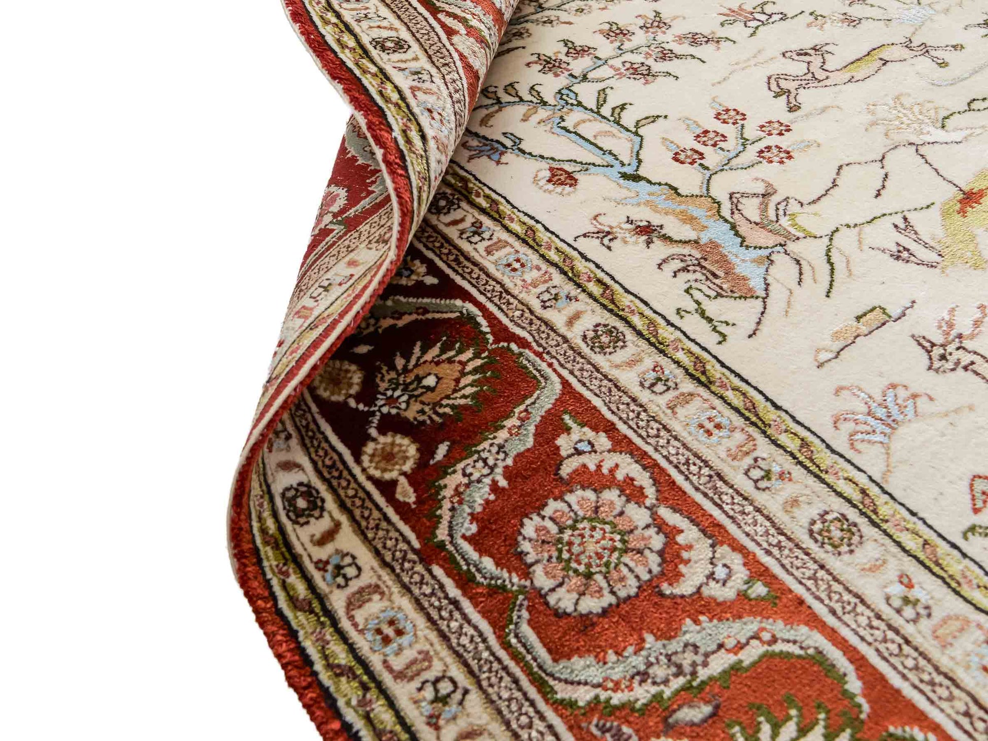 Feiner, handgeknüpfter, chinesischer Orientteppich mit Ghom Design aus Kunstseide, creme, rot, blau. 178x123 cm. Verkauf durch Jupiter Intl.