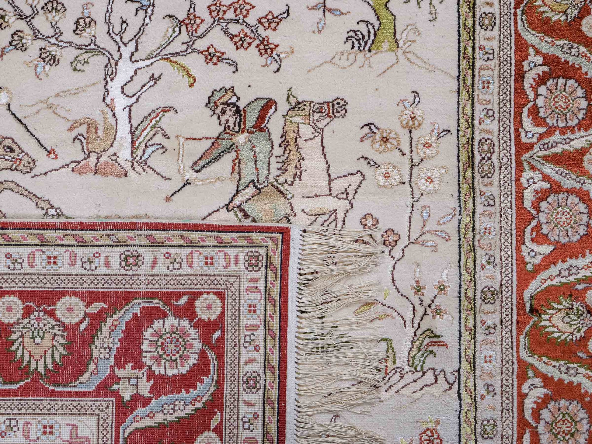 Feiner, handgeknüpfter, chinesischer Orientteppich mit Ghom Design aus Kunstseide, creme, rot, blau. 178x123 cm. Verkauf durch Jupiter Intl.