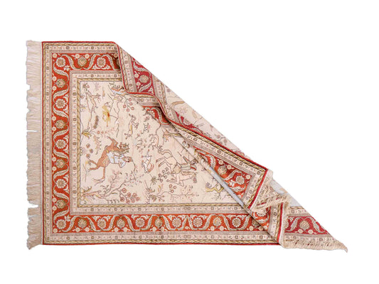 Feiner, handgeknüpfter, chinesischer Orientteppich mit Ghom Design aus Kunstseide, creme, rot, blau. 178x123 cm. Verkauf durch Jupiter Intl.