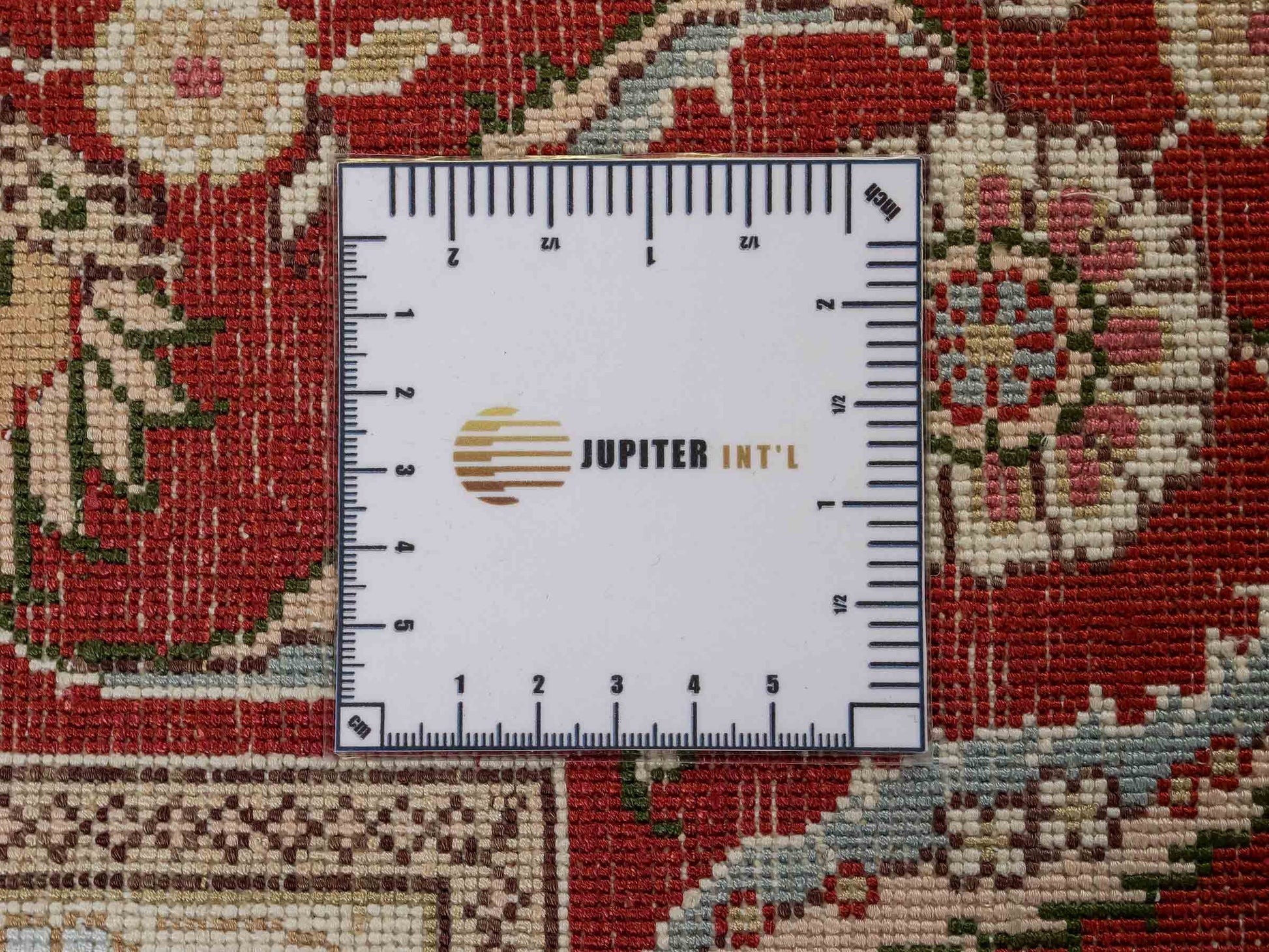 Feiner, handgeknüpfter, chinesischer Orientteppich mit Ghom Design aus Kunstseide, creme, rot, blau. 178x123 cm. Verkauf durch Jupiter Intl.