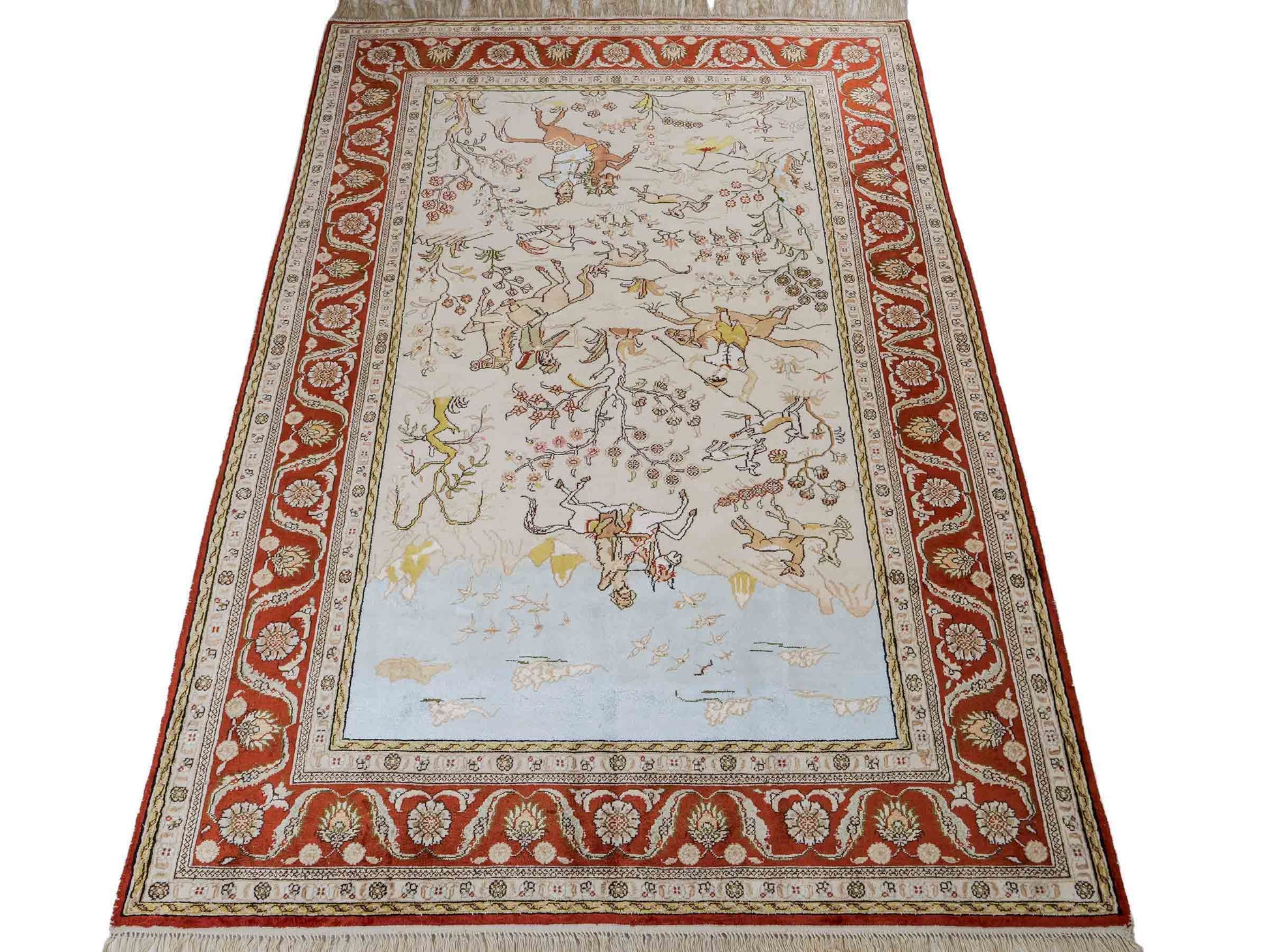 Feiner, handgeknüpfter, chinesischer Orientteppich mit Ghom Design aus Kunstseide, creme, rot, blau. 178x123 cm. Verkauf durch Jupiter Intl.