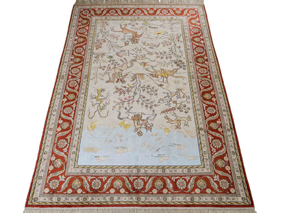Feiner, handgeknüpfter, chinesischer Orientteppich mit Ghom Design aus Kunstseide, creme, rot, blau. 178x123 cm. Verkauf durch Jupiter Intl.