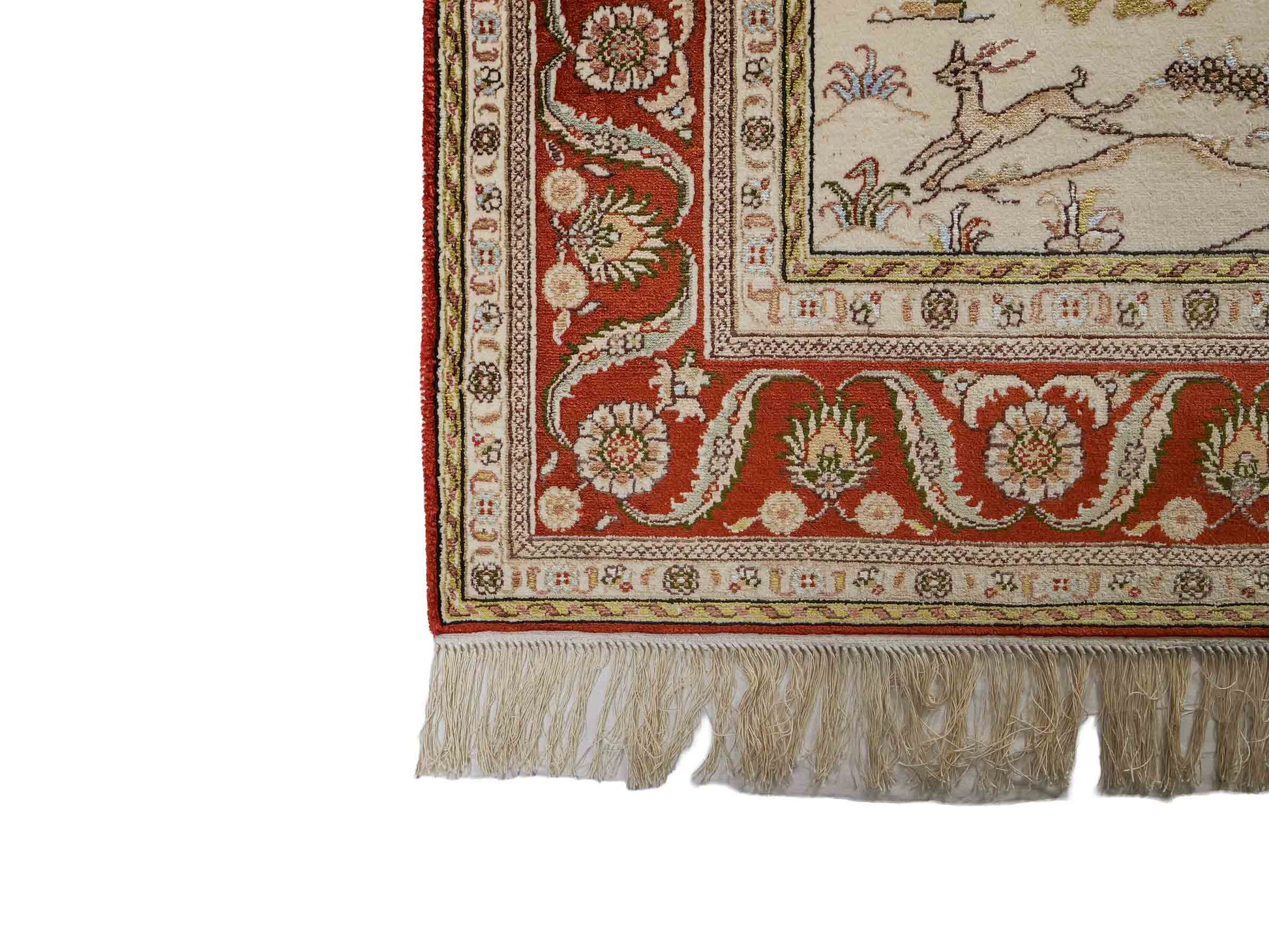 Feiner, handgeknüpfter, chinesischer Orientteppich mit Ghom Design aus Kunstseide, creme, rot, blau. 178x123 cm. Verkauf durch Jupiter Intl.
