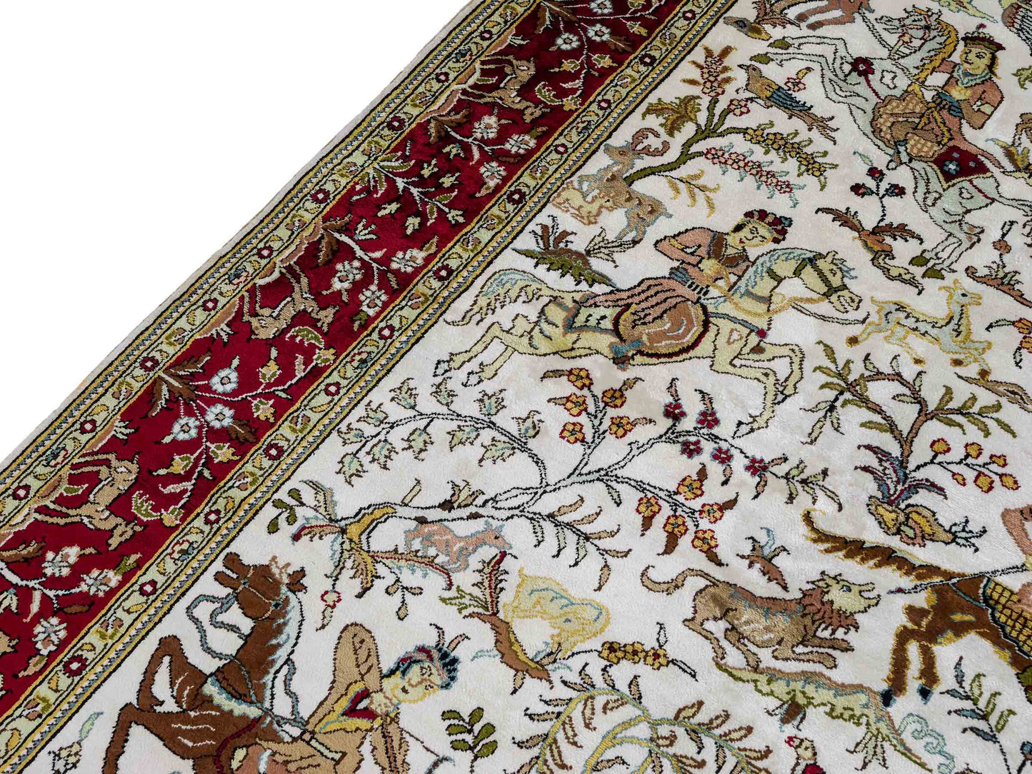 Feiner, handgeknüpfter, chinesischer Orientteppich mit Ghom Design aus Kunstseide, weiß, rot, creme. 180x123 cm. Verkauf durch Jupiter Intl.
