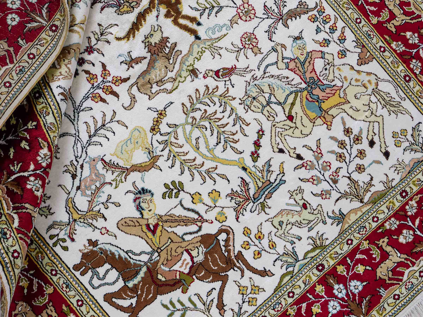 Feiner, handgeknüpfter, chinesischer Orientteppich mit Ghom Design aus Kunstseide, weiß, rot, creme. 180x123 cm. Verkauf durch Jupiter Intl.