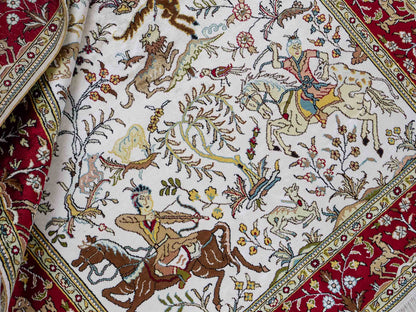 Feiner, handgeknüpfter, chinesischer Orientteppich mit Ghom Design aus Kunstseide, weiß, rot, creme. 180x123 cm. Verkauf durch Jupiter Intl.