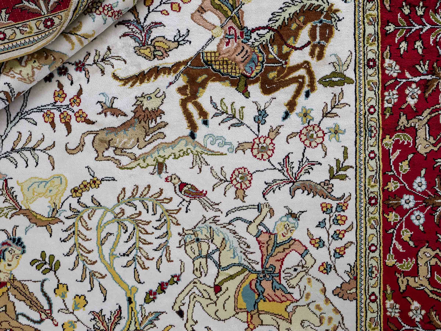 Feiner, handgeknüpfter, chinesischer Orientteppich mit Ghom Design aus Kunstseide, weiß, rot, creme. 180x123 cm. Verkauf durch Jupiter Intl.