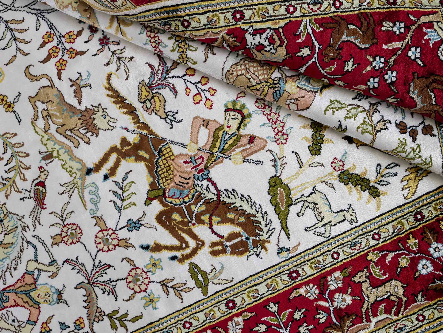 Feiner, handgeknüpfter, chinesischer Orientteppich mit Ghom Design aus Kunstseide, weiß, rot, creme. 180x123 cm. Verkauf durch Jupiter Intl.