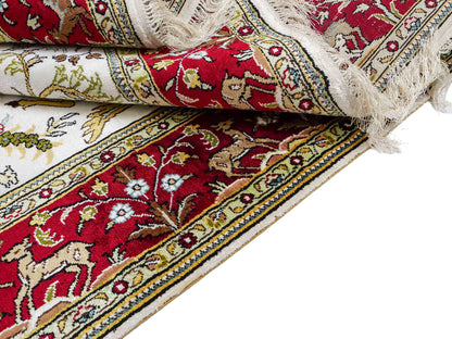 Feiner, handgeknüpfter, chinesischer Orientteppich mit Ghom Design aus Kunstseide, weiß, rot, creme. 180x123 cm. Verkauf durch Jupiter Intl.