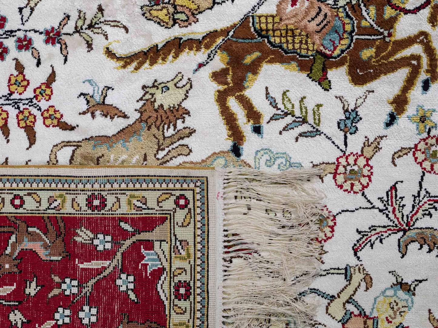 Feiner, handgeknüpfter, chinesischer Orientteppich mit Ghom Design aus Kunstseide, weiß, rot, creme. 180x123 cm. Verkauf durch Jupiter Intl.