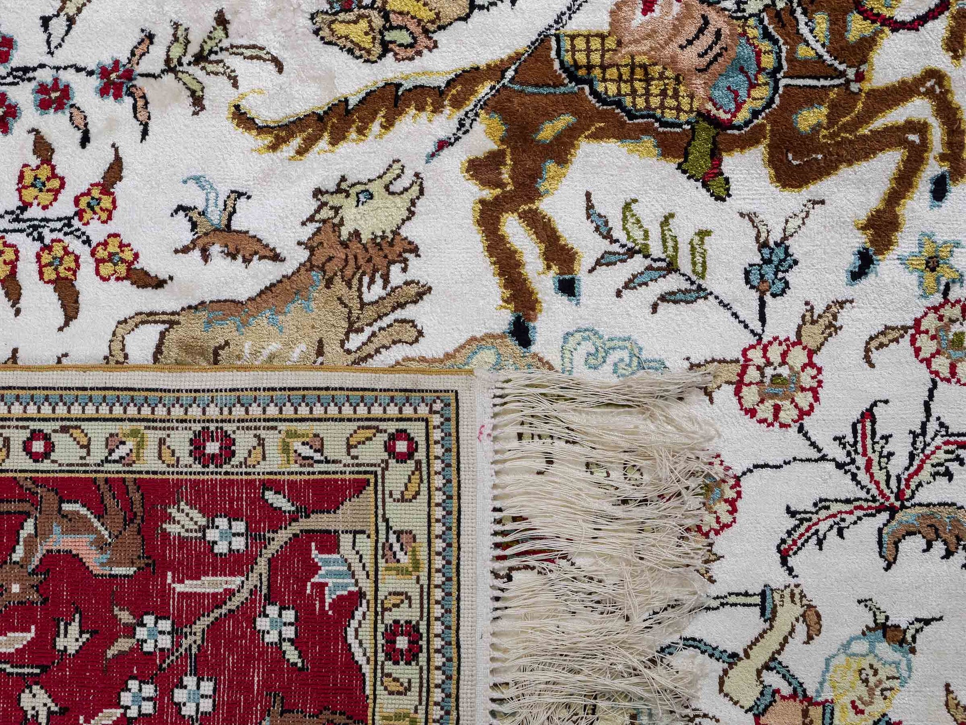 Feiner, handgeknüpfter, chinesischer Orientteppich mit Ghom Design aus Kunstseide, weiß, rot, creme. 180x123 cm. Verkauf durch Jupiter Intl.