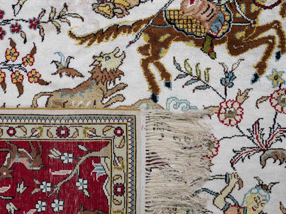 Feiner, handgeknüpfter, chinesischer Orientteppich mit Ghom Design aus Kunstseide, weiß, rot, creme. 180x123 cm. Verkauf durch Jupiter Intl.