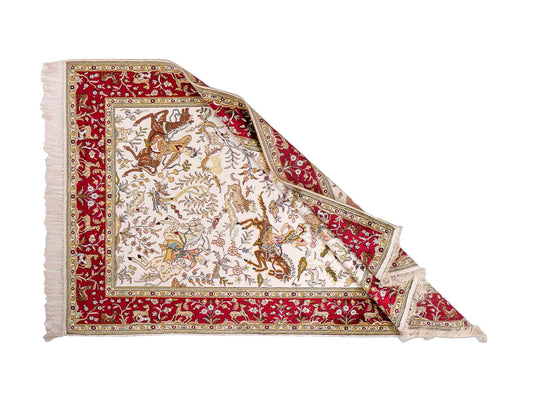 Feiner, handgeknüpfter, chinesischer Orientteppich mit Ghom Design aus Kunstseide, weiß, rot, creme. 180x123 cm. Verkauf durch Jupiter Intl.