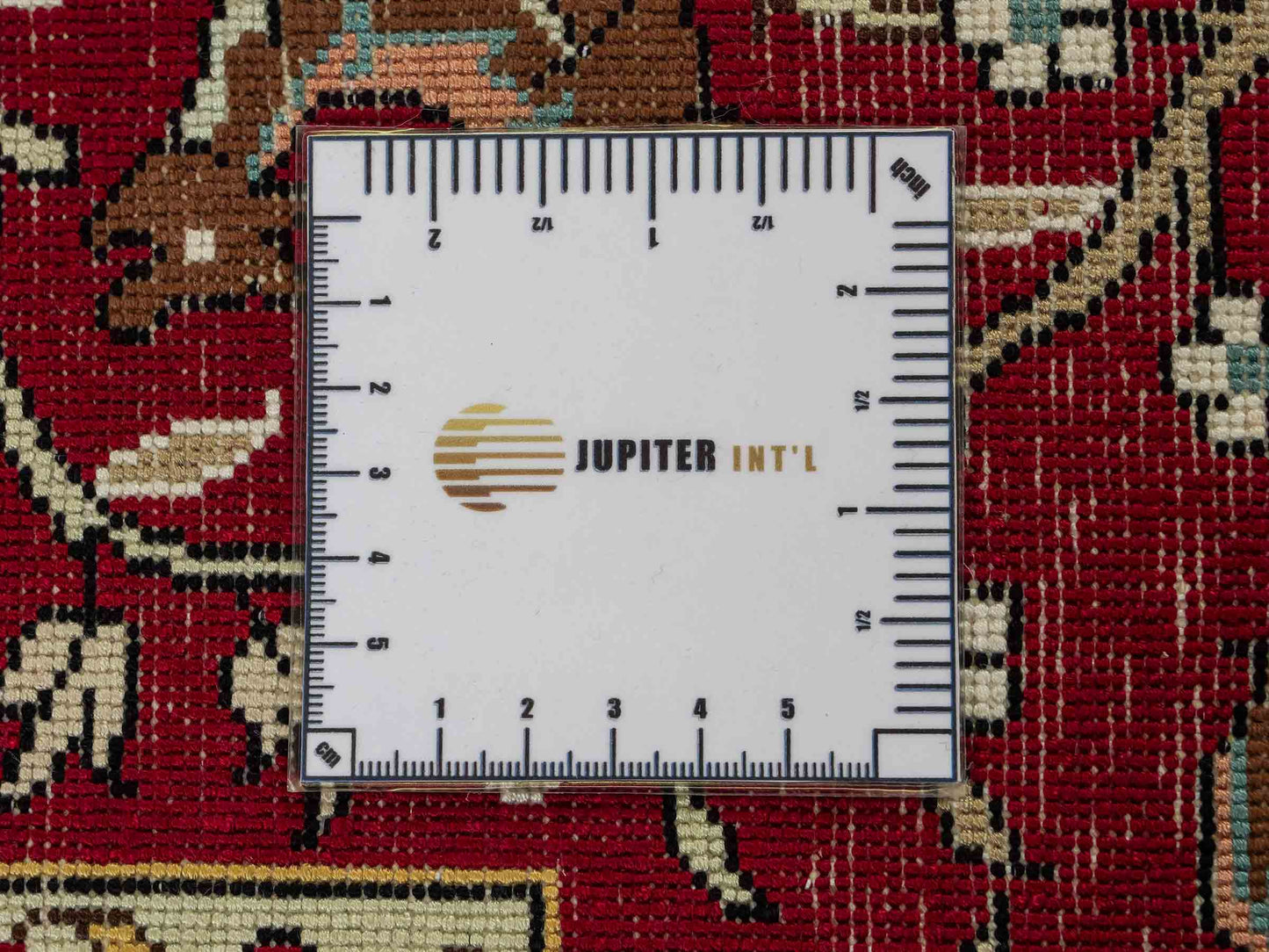 Feiner, handgeknüpfter, chinesischer Orientteppich mit Ghom Design aus Kunstseide, weiß, rot, creme. 180x123 cm. Verkauf durch Jupiter Intl.