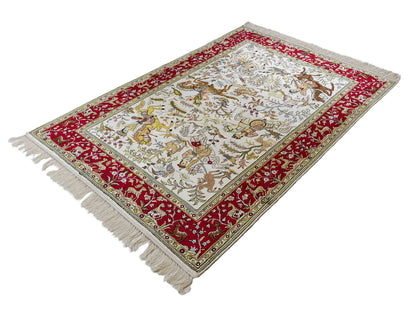 Feiner, handgeknüpfter, chinesischer Orientteppich mit Ghom Design aus Kunstseide, weiß, rot, creme. 180x123 cm. Verkauf durch Jupiter Intl.