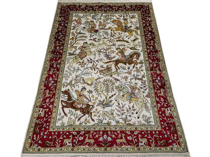 Feiner, handgeknüpfter, chinesischer Orientteppich mit Ghom Design aus Kunstseide, weiß, rot, creme. 180x123 cm. Verkauf durch Jupiter Intl.