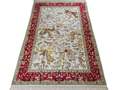 Feiner, handgeknüpfter, chinesischer Orientteppich mit Ghom Design aus Kunstseide, weiß, rot, creme. 180x123 cm. Verkauf durch Jupiter Intl.