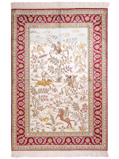 Feiner, handgeknüpfter Art Ghom aus Kunstseide. Ursprung China. Größe: 193 x 121 cm. Hauptfarben: Weiß, Creme, Rot. Vertrieb durch JUPITER Intl.