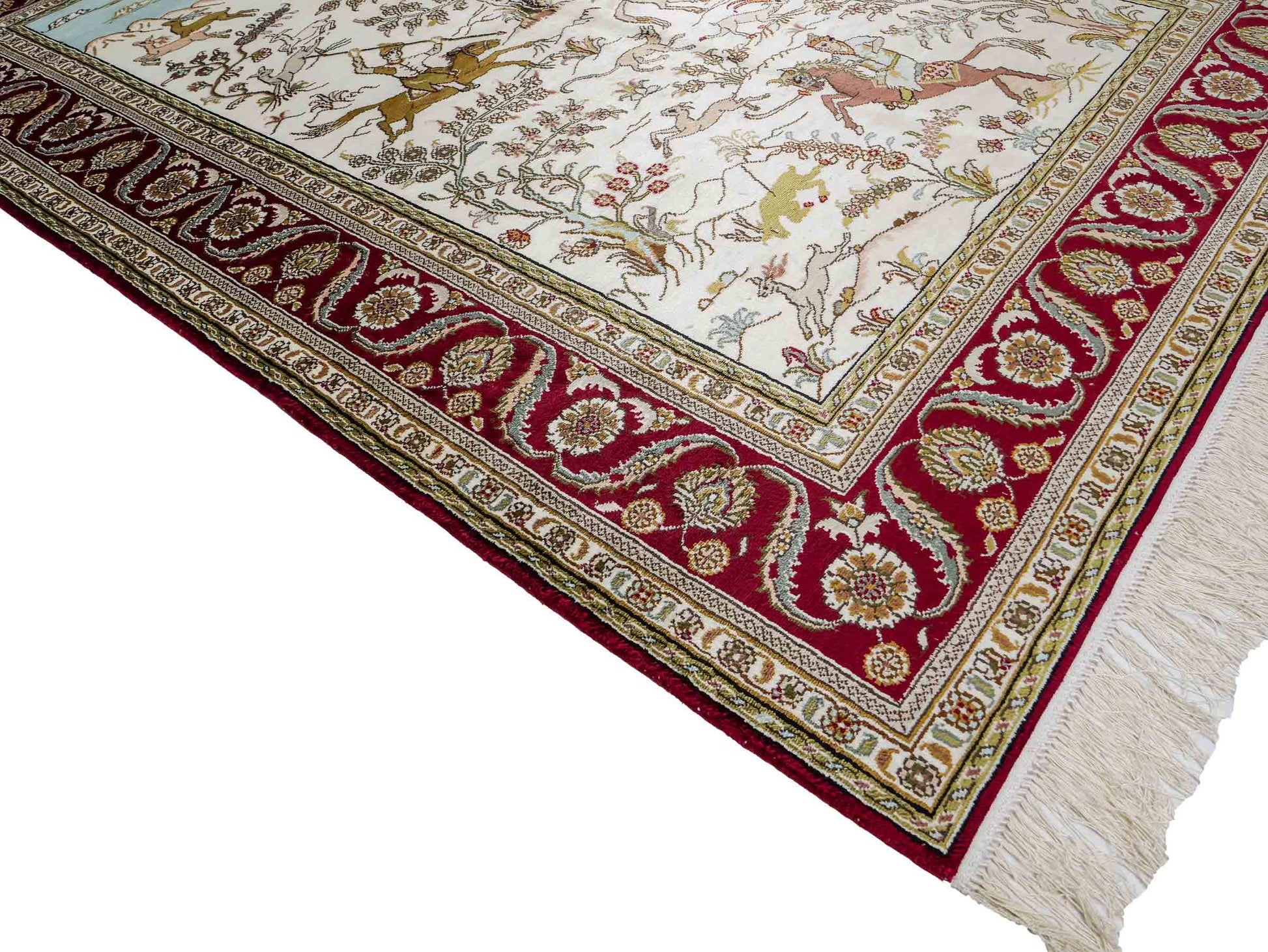 Feiner, handgeknüpfter Art Ghom aus Kunstseide. Ursprung China. Größe: 193 x 121 cm. Hauptfarben: Weiß, Creme, Rot. Vertrieb durch JUPITER Intl.