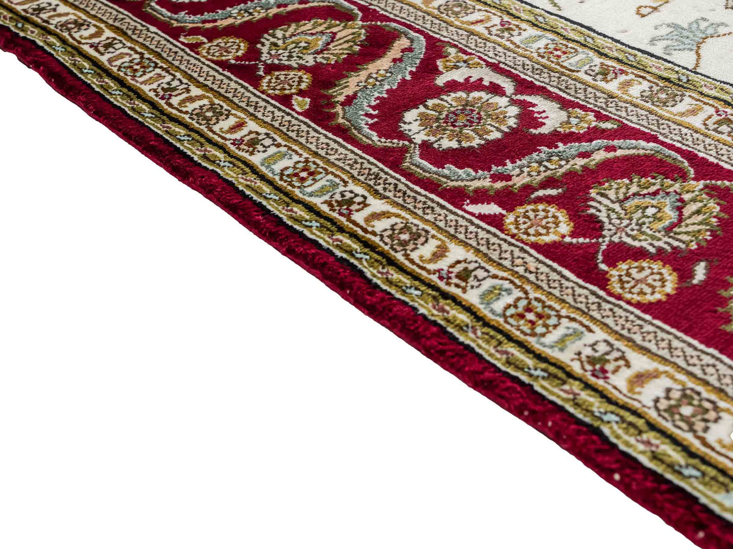 Feiner, handgeknüpfter Art Ghom aus Kunstseide. Ursprung China. Größe: 193 x 121 cm. Hauptfarben: Weiß, Creme, Rot. Vertrieb durch JUPITER Intl.