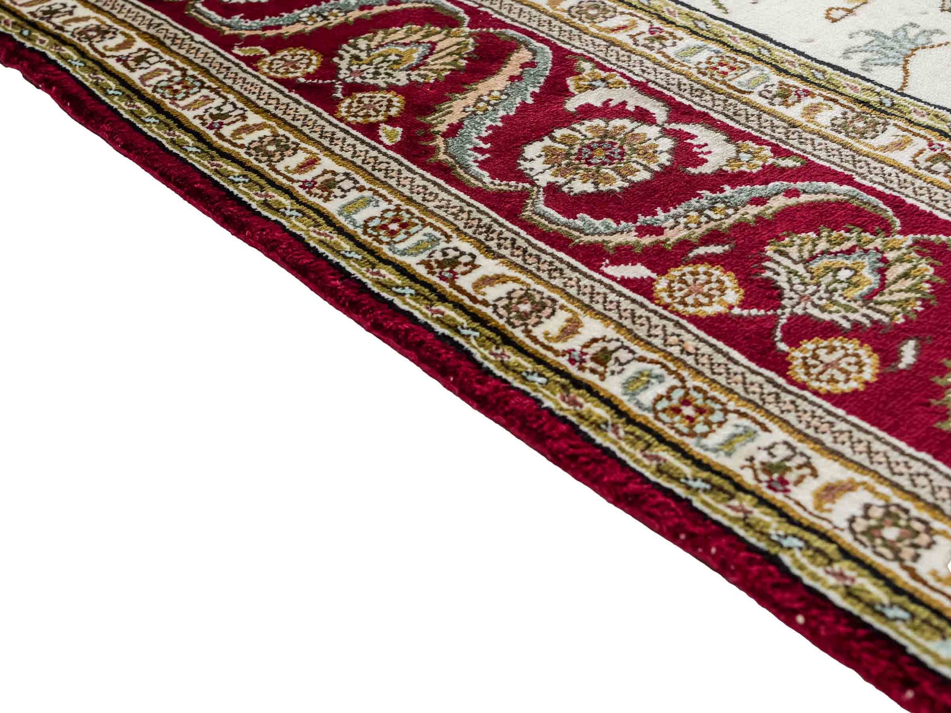 Feiner, handgeknüpfter Art Ghom aus Kunstseide. Ursprung China. Größe: 193 x 121 cm. Hauptfarben: Weiß, Creme, Rot. Vertrieb durch JUPITER Intl.