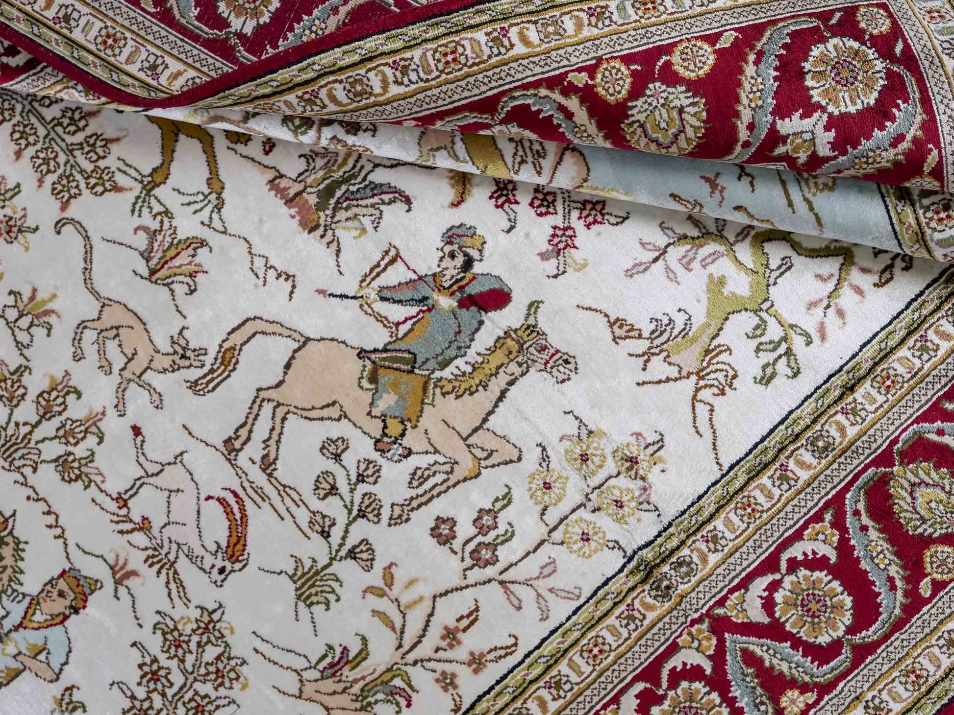 Feiner, handgeknüpfter Art Ghom aus Kunstseide. Ursprung China. Größe: 193 x 121 cm. Hauptfarben: Weiß, Creme, Rot. Vertrieb durch JUPITER Intl.