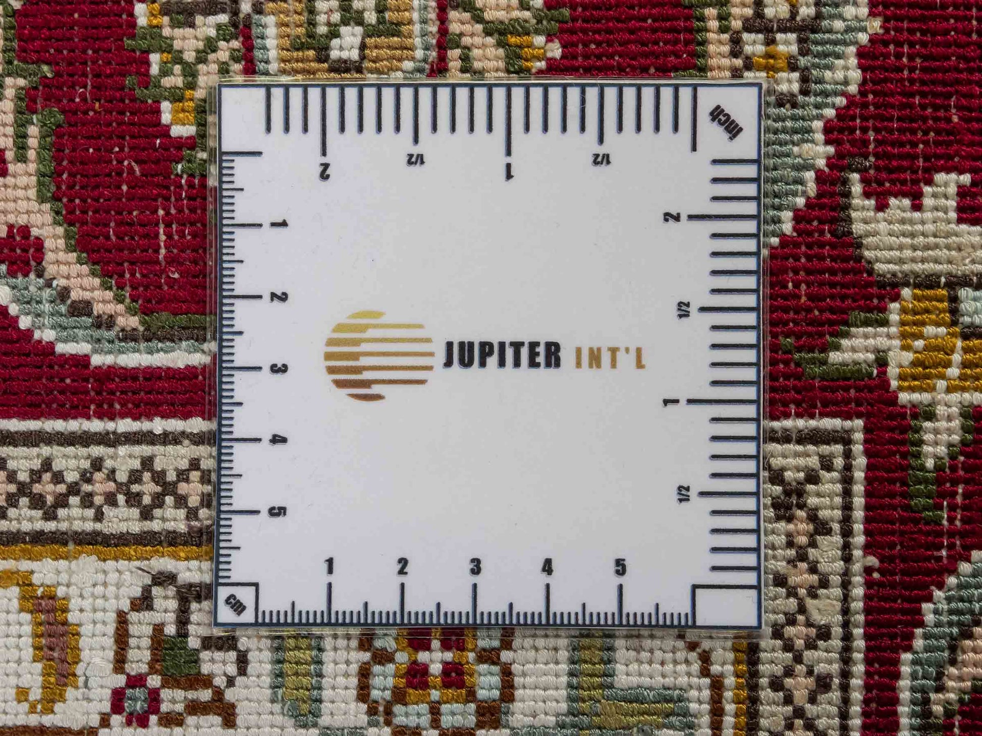 Feiner, handgeknüpfter Art Ghom aus Kunstseide. Ursprung China. Größe: 193 x 121 cm. Hauptfarben: Weiß, Creme, Rot. Vertrieb durch JUPITER Intl.