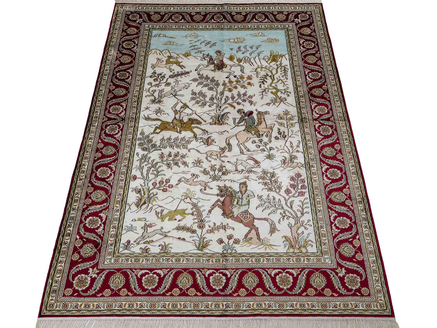 Feiner, handgeknüpfter Art Ghom aus Kunstseide. Ursprung China. Größe: 193 x 121 cm. Hauptfarben: Weiß, Creme, Rot. Vertrieb durch JUPITER Intl.