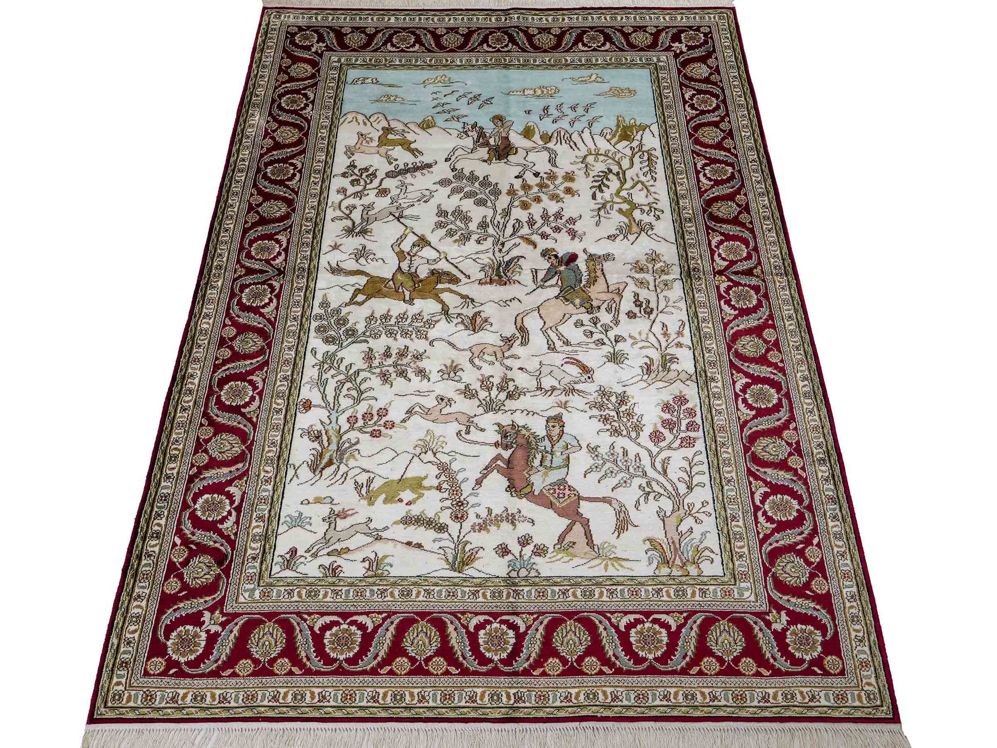 Feiner, handgeknüpfter Art Ghom aus Kunstseide. Ursprung China. Größe: 193 x 121 cm. Hauptfarben: Weiß, Creme, Rot. Vertrieb durch JUPITER Intl.