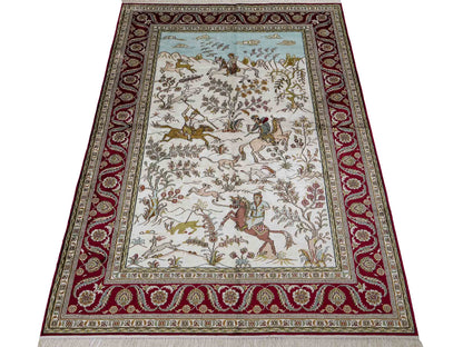 Feiner, handgeknüpfter Art Ghom aus Kunstseide. Ursprung China. Größe: 193 x 121 cm. Hauptfarben: Weiß, Creme, Rot. Vertrieb durch JUPITER Intl.