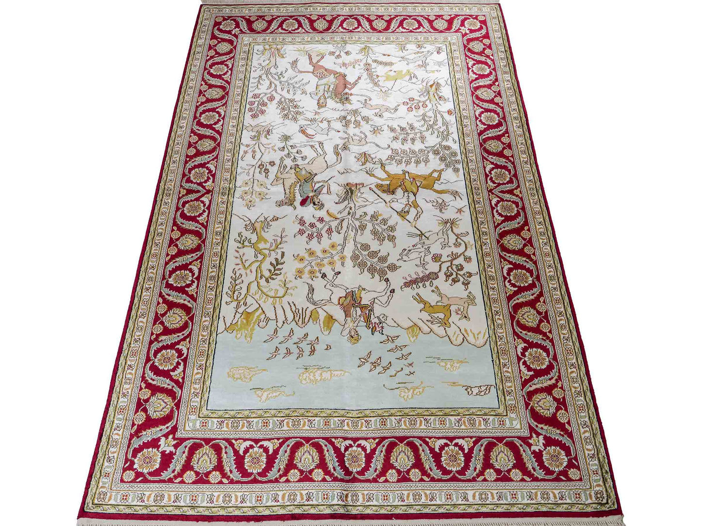 Feiner, handgeknüpfter Art Ghom aus Kunstseide. Ursprung China. Größe: 193 x 121 cm. Hauptfarben: Weiß, Creme, Rot. Vertrieb durch JUPITER Intl.